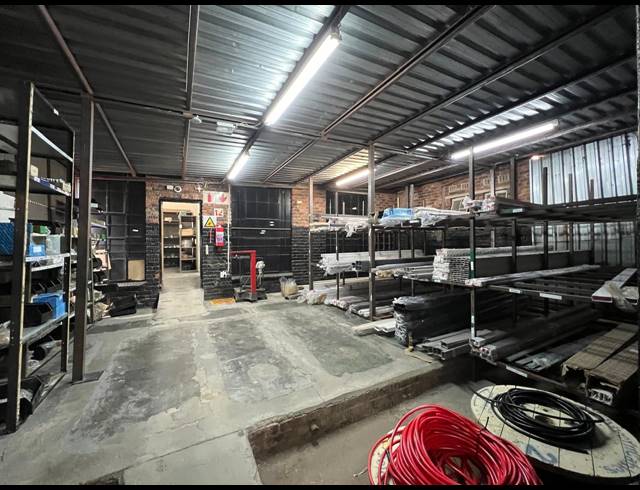 1,300M² WAREHOUSE TO LET IN FERNDALE